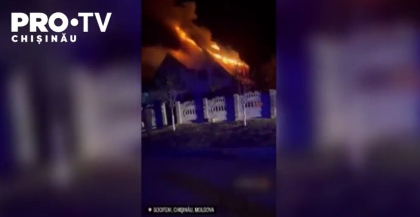 O casa cu doua etaje din raionul Ialoveni a fost cuprinsa de flacari, noaptea trecuta. Focul a distrus acoperisul locuintei O casa cu doua etaje din raionul Ialoveni a fost cuprinsa de flacari, noaptea trecuta. Focul a distrus acoperisul locuintei