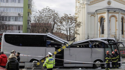 Accident grav in Romania. Un autocar cu turisti straini a intrat in limitatorul de inaltime. Un mort si 22 de raniti Accident grav in Romania. Un autocar cu turisti straini a intrat in limitatorul de inaltime. Un mort si 22 de raniti