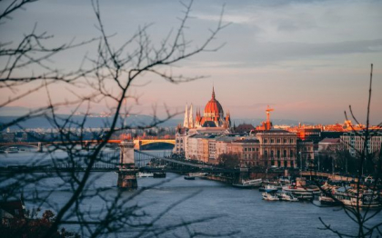 Comisia Europeana retine 22 de miliarde de euro sub forma de fonduri de coeziune pentru Ungaria, pana cand Budapesta va respecta Carta Europeana a Drepturilor
Comisia Europeana retine 22 de miliarde de euro sub forma de fonduri de coeziune pentru Ungaria, pana cand Budapesta va respecta Carta Europeana a Drepturilor