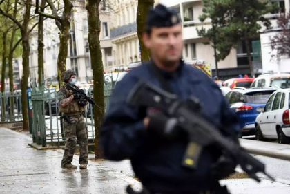 Atac armat in Paris: Doi morti si patru raniti. Atacatorul a fost si el ranit Atac armat in Paris: Doi morti si patru raniti. Atacatorul a fost si el ranit