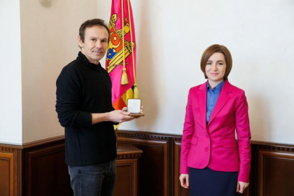 Maia Sandu s-a intalnit cu solistul trupei ucrainene Okean Elzy, Sveatoslav Vakarciuk: „L-am asigurat ca pozitia noastra ramane ferma...” Maia Sandu s-a intalnit cu solistul trupei ucrainene Okean Elzy, Sveatoslav Vakarciuk: „L-am asigurat ca pozitia noastra ramane ferma...”