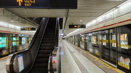 In loc de restrictiile draconice de pana acum, autoritatile din Shanghai ii roaga acum pe oameni sa ramana in case In loc de restrictiile draconice de pana acum, autoritatile din Shanghai ii roaga acum pe oameni sa ramana in case