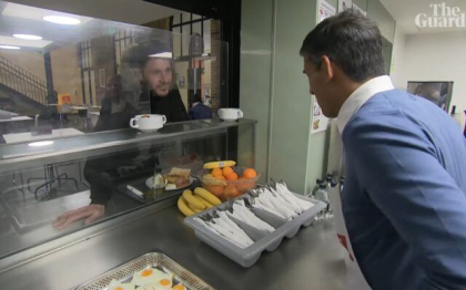 Premierul Rishi Sunak, criticat dupa ce a intrebat un om al strazii daca lucreaza in afaceri. „E deconectat” - VIDEO Premierul Rishi Sunak, criticat dupa ce a intrebat un om al strazii daca lucreaza in afaceri. „E deconectat” - VIDEO