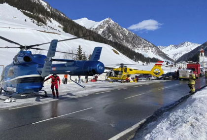 O avalansa produsa in vestul Austriei a ingropat sub zapada 10 oameni. 100 de salvatori incearca sa ii gaseasca 