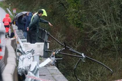 Cel putin 3 morti si 4 disparuti in Spania, dupa ce un autobuz a cazut de pe un pod intr-un rau - VIDEO Cel putin 3 morti si 4 disparuti in Spania, dupa ce un autobuz a cazut de pe un pod intr-un rau - VIDEO