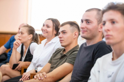 Incepand cu anul viitor si adultii vor putea invata limba romana la cursuri gratuite oferite de ministerul Educatiei