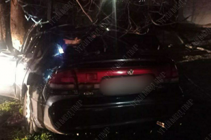 Ar fi urcat baut la volan. Un sofer - transportat la spital, dupa ce a ajuns cu masina intr-un copac, la Ribnita - FOTO  