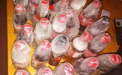 Detinutii de la Lipcani au ramas fara alcool de sarbatori. O persoana care a incercat sa introduca bauturi alcoolice pe teritoriul penitenciarului - gasita de angajatii institutiei - FOTO 