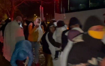 SUA: Peste o suta de migranti au fost lasati de Craciun in fata casei vicepresedintelui Kamala Harris, la temperaturi de -9 grade Celsius - VIDEO 