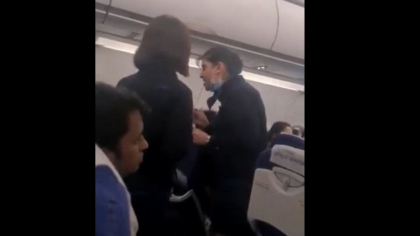 Imagini virale: „Tine-ti gura, nu sunt servitoarea ta”. De la ce a pornit scandalul dintre un pasager si o insotitoare de zbor - VIDEO
