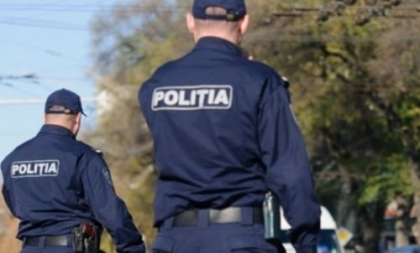 O femeie - amendata, dupa ce a lovit cu pumnii si picioarele doi inspectori de politie