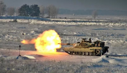 O cheama Julia, are 21 de ani si conduce cel mai mare tanc din lume. Videoreportaj cu militarii americani din Polonia, in apropiere de granita cu Rusia