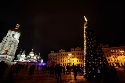 „Bradul invincibilitatii”: Cum arata Craciunul in centrul Kievului anul acesta fata de anii trecuti - FOTO „Bradul invincibilitatii”: Cum arata Craciunul in centrul Kievului anul acesta fata de anii trecuti - FOTO
