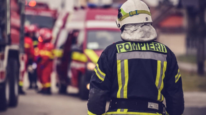 O femeie de 70 de ani s-a intoxicat cu fum, dupa ce locuita sa a luat foc, in capitala. Trei echipaje de pompieri au intervenit