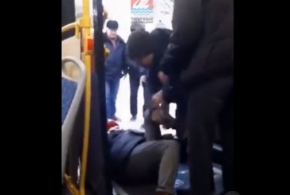 O femeie in varsta a fost data jos cu forta din autobuz in Rusia dupa ce a criticat razboiul din Ucraina - VIDEO