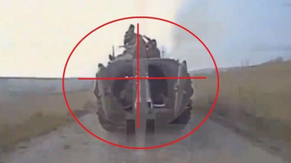 Momentul in care o drona ucraineana kamikaze ataca un tanc rusesc. Soldatii nu au mai putut face nimic - VIDEO Momentul in care o drona ucraineana kamikaze ataca un tanc rusesc. Soldatii nu au mai putut face nimic - VIDEO