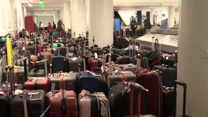 Munti de bagaje ratacite pe aeroporturile din SUA, dupa viscolul arctic. Mii de zboruri au fost anulate Munti de bagaje ratacite pe aeroporturile din SUA, dupa viscolul arctic. Mii de zboruri au fost anulate