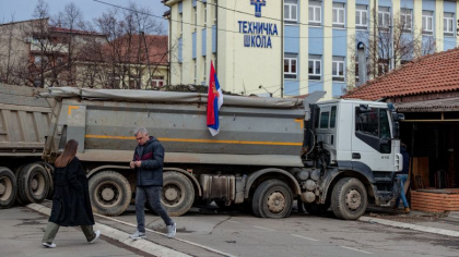 Kosovo inchide principalul punct de trecere a frontierei, dupa ce protestatarii l-au blocat cu camioane pe partea sarba - FOTO Kosovo inchide principalul punct de trecere a frontierei, dupa ce protestatarii l-au blocat cu camioane pe partea sarba - FOTO
