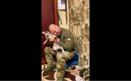 Reintalnire emotionanta intre un soldat ucrainean si cainele sau, dupa luni de zile de razboi - VIDEO 