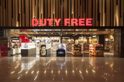 O companie care opera magazine duty-free a incercat sa isi prelungeasca licenta pe alti cinci ani conform legislatiei vechi, chiar daca Moldova a decis sa elimine acest regim. Ministrul Economiei: „Anume prin asa acrobatii, statul este prejudiciat” O companie care opera magazine duty-free a incercat sa isi prelungeasca licenta pe alti cinci ani conform legislatiei vechi, chiar daca Moldova a decis sa elimine acest regim. Ministrul Economiei: „Anume prin asa acrobatii, statul este prejudiciat”