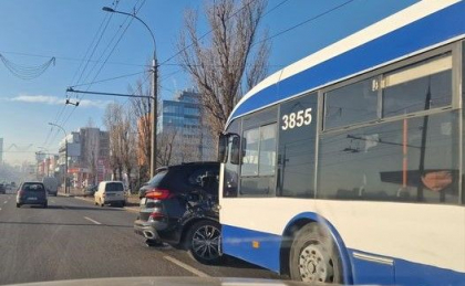 Accident in capitala. Un BMW inmatriculat in Ucraina s-a lovit cu un troleibuz plin cu pasageri - FOTO Accident in capitala. Un BMW inmatriculat in Ucraina s-a lovit cu un troleibuz plin cu pasageri - FOTO