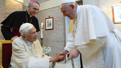 "Nu a mai fost un papa in viata care sa ingroape un papa mort". Starea lui Benedict tot mai precara face dificile deciziile la Vatican "Nu a mai fost un papa in viata care sa ingroape un papa mort". Starea lui Benedict tot mai precara face dificile deciziile la Vatican