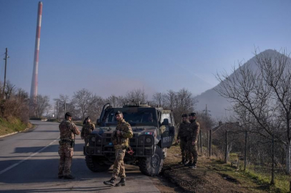 Kosovo: S-a redeschis principalul punct de trecere a frontierei cu Serbia. Barajele rutiere se ridica pe rand Kosovo: S-a redeschis principalul punct de trecere a frontierei cu Serbia. Barajele rutiere se ridica pe rand