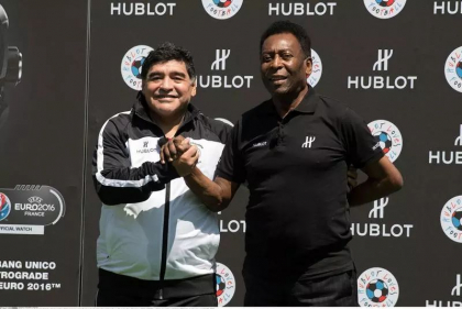 Pele versus Maradona. O rivalitate vesnica, dincolo de balonul rotund Pele versus Maradona. O rivalitate vesnica, dincolo de balonul rotund