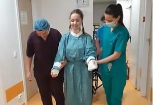 Primele imagini cu Alexia, adolescenta de 15 ani careia medicii din Iasi i-au replantat ambele brate dupa o operatie de 20 de ore - VIDEO Primele imagini cu Alexia, adolescenta de 15 ani careia medicii din Iasi i-au replantat ambele brate dupa o operatie de 20 de ore - VIDEO