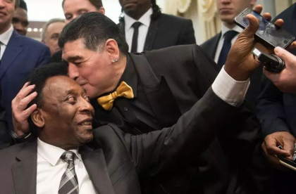 Imaginea zilei dupa moartea lui Pele - Ce spunea Regele dupa disparitia rivalului Diego Maradona
Imaginea zilei dupa moartea lui Pele - Ce spunea Regele dupa disparitia rivalului Diego Maradona