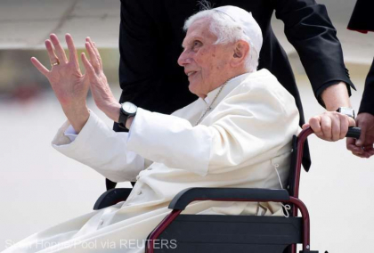 Liderii europeni ii aduc un omagiu fostului papa Benedict al XVI-lea