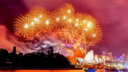 Lumea a intrat in 2023 cu focuri uriase de artificii. Curcubeu de lumina in Sydney - VIDEO