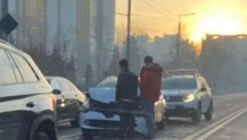 Accident in capitala in dimineata primei zile din acest an. Doua automobile s-au ciocnit in fata Presedintiei - FOTO Accident in capitala in dimineata primei zile din acest an. Doua automobile s-au ciocnit in fata Presedintiei - FOTO