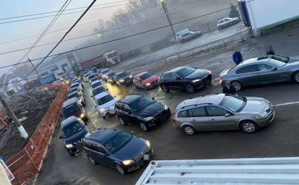 Moldovenii pleaca in vacanta? S-au format cozi la frontiera cu Romania. Zeci de masini asteapta sa iasa din tara, la vama Sculeni si Leuseni - FOTO
