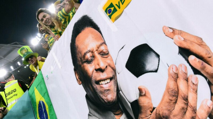 Funeraliile lui Pele. Sicriul cu trupul neinsufletit al legendei fotbalului a fost depus la stadionul Vila Belmiro din Santos Funeraliile lui Pele. Sicriul cu trupul neinsufletit al legendei fotbalului a fost depus la stadionul Vila Belmiro din Santos