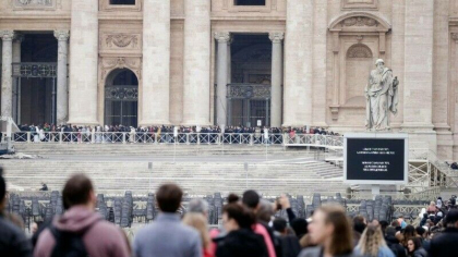 Mii de credinciosi s-au adunat la Vatican pentru a-i aduce un ultim omagiu fostului papa Benedict al XVI-lea