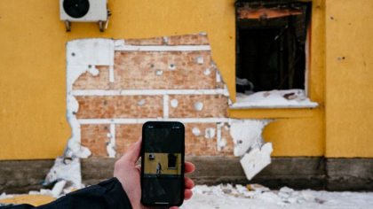 Un barbat care ar fi furat de pe un perete din Ucraina un graffiti facut de Banksy ar putea sta 12 ani la inchisoare Un barbat care ar fi furat de pe un perete din Ucraina un graffiti facut de Banksy ar putea sta 12 ani la inchisoare
