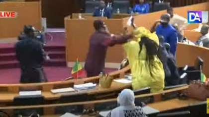 Doi deputati senegalezi, condamnati dupa ce si-au batut o colega insarcinata, in parlament - VIDEO Doi deputati senegalezi, condamnati dupa ce si-au batut o colega insarcinata, in parlament - VIDEO