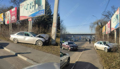 Accident grav la Ribnita. Un copil si o femeie - transportati la spital, dupa ce soferul nu ar fi cedat trecerea si a lovit puternic o alta masina - FOTO