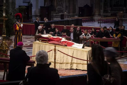 65.000 de persoane i-au adus luni un ultim omagiu fostului papa Benedict al XVI-lea - FOTO 65.000 de persoane i-au adus luni un ultim omagiu fostului papa Benedict al XVI-lea - FOTO