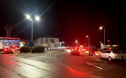 Cozile de la frontiera cu Romania se mentin si astazi. Mai multe masini asteapta sa iasa din tara, la vama Leuseni - FOTO
