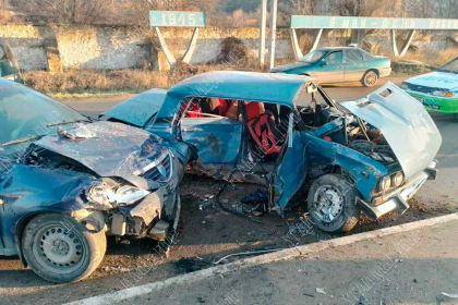 Accident grav la Ribnita. Un barbat - internat in stare grava la spital, dupa ce s-a lovit cu masina de un alt automobil. Cum s-a intamplat totul - FOTO 