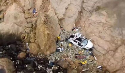 Un barbat din California a zburat intentionat cu masina sa Tesla de pe o stanca, cu o femeie si doi copii la bord - VIDEO 
