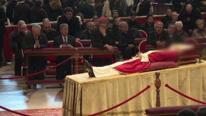 Catolicii isi iau astazi ramas bun de la Papa Benedict al XVI-lea. O suta de mii de oameni sunt asteptati la ceremonie Catolicii isi iau astazi ramas bun de la Papa Benedict al XVI-lea. O suta de mii de oameni sunt asteptati la ceremonie