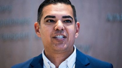 Un congresman american va depune juramantul cu mana pe o revista de benzi desenate cu Superman