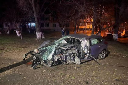 Accident tragic in capitala. Un tanar a murit, dupa ce s-a lovit cu masina de un pilon, apoi in alte doua automobile ce stationau - FOTO 