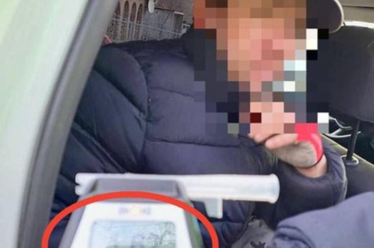 Un barbat - prins baut la ghidonul unei motociclete, la Glodeni. Ce spun oamenii legii - FOTO 