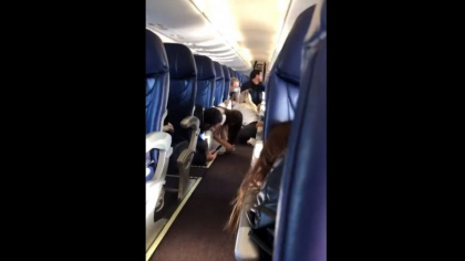 Momente dramatice filmate intr-un avion lovit de gloante trase de traficantii de droguri din Mexic, dupa arestarea fiului lui El Chapo - VIDEO 