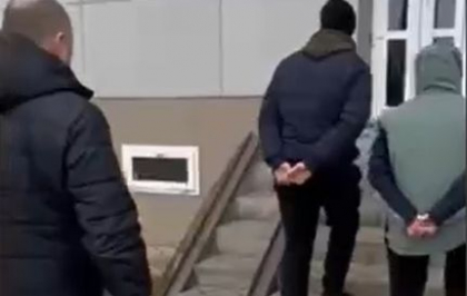 Doi tineri - retinuti, dupa ce au lovit un barbat si i-au luat telefonul, la Straseni. Ce pedeapsa risca acestia - VIDEO