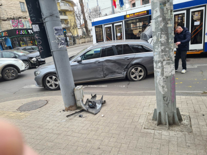 Carambol in capitala. Doua masini - avariate, dupa ce s-au lovit puternic. Imagini de la locul accidentului - FOTO